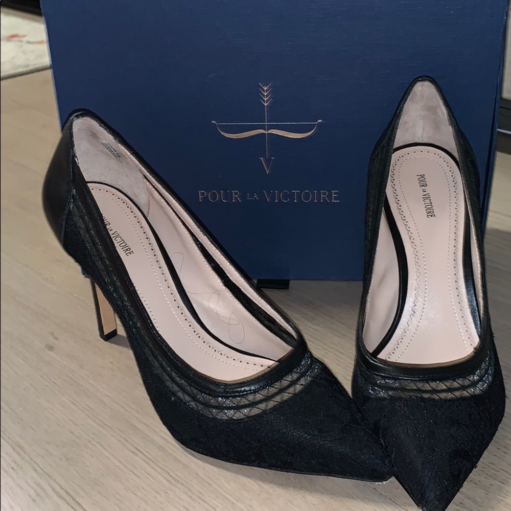 Pour la victoire black lace and leather Pumps!